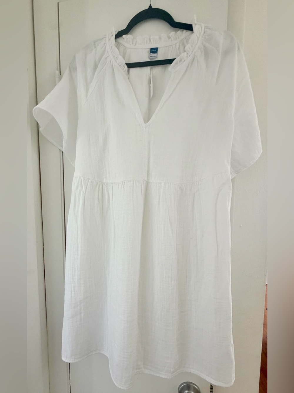 Old Navy White V-Neck Short Sleeve Tunic